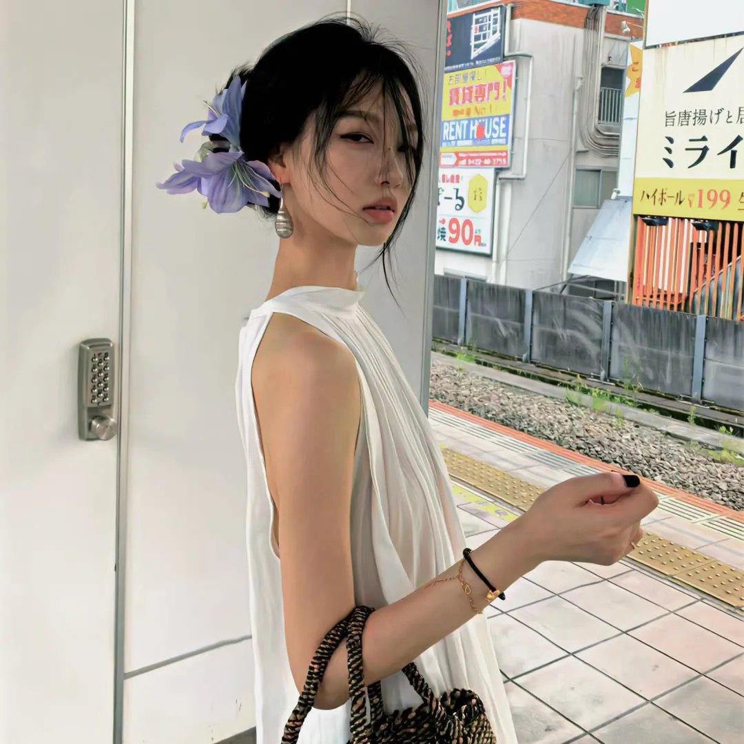 与一位女士合影